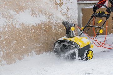 電動除雪機を使うシーン