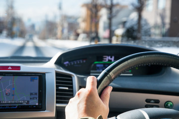 冬道を運転するドライバー / 北海道札幌市の市街地