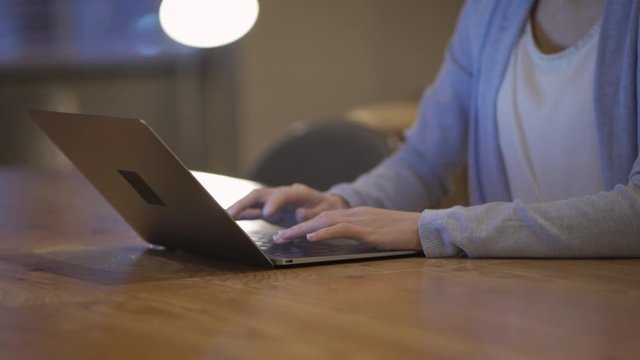 カフェでノートパソコンを操作している女性