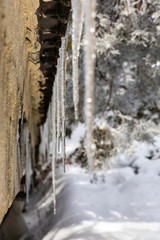 Obraz premium ice icicles on the eave of a roof
