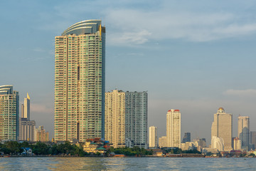 Fototapeta na wymiar Die Skyline von Bangkok auf einem Bott auf dem Chao Phraya