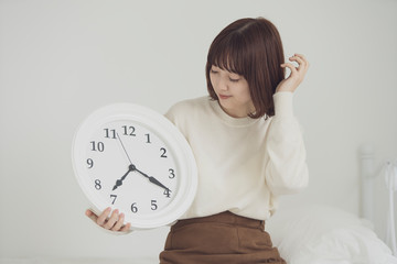時間に遅れて焦る女性