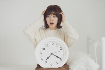 時間に遅れて焦る女性