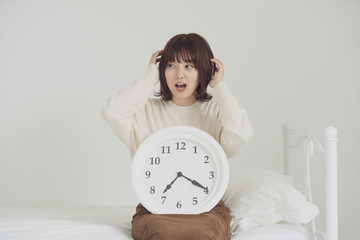 時間に遅れて焦る女性