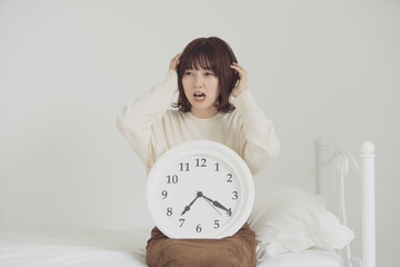 時間に遅れて焦る女性