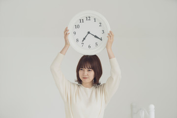 時間に遅れて焦る女性