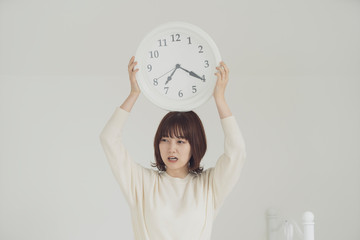 時間に遅れて焦る女性