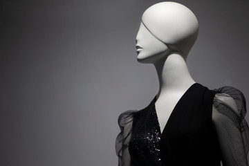 Female mannequin on a gray background. - obrazy, fototapety, plakaty