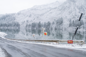 車道から見る美しい雪景色