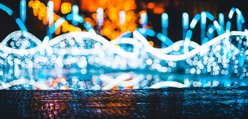 Illuminacja świąteczna w multimedialnej fontannie w Warszawie nocą