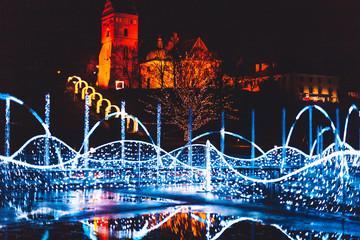Illuminacja świąteczna w multimedialnej fontannie w Warszawie nocą - obrazy, fototapety, plakaty