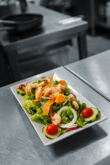 salad with prawns