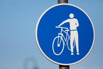 Se&ntilde;al de oblicaci&oacute;n de bajar de la bicicleta