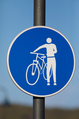 Se&ntilde;al de oblicaci&oacute;n de bajar de la bicicleta