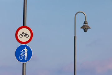 Señal de prohibición de montar en bicicleta
