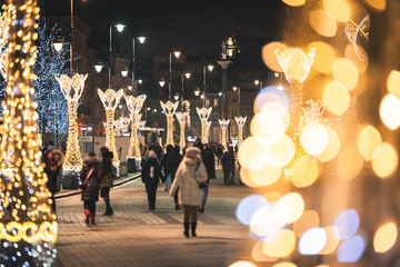 Oświetlenie świąteczne na ulicy w Warsawie nocą - obrazy, fototapety, plakaty