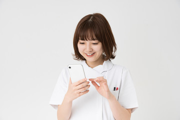スマートフォンを持つ看護師