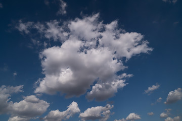 Quellwolke bei blauem Himmel