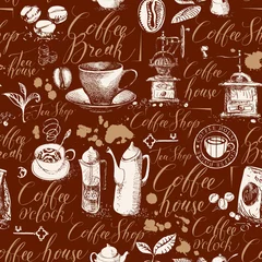 Tapeten Kaffee Nahtloses Muster zum Thema Kaffee im Retro-Stil. Vektorhintergrund mit Küchenutensilien, Flecken und handgeschriebenen Inschriften auf braunem Hintergrund. Geeignet für Tapeten, Geschenkpapier oder Stoff