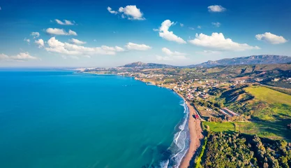 Küchenrückwand glas motiv Blick von einer fliegenden Drohne. Antenne Morgenansicht der Stadt Sciacca, Provinz Agrigento, südwestliche Küste von Sizilien, Italien, Europa. Hervorragender Frühlingsmeerblick des Mittelmeers. © Andrew Mayovskyy