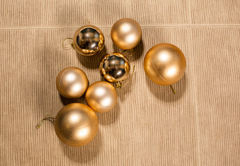 Bolas de navidad doradas sobre el suelo