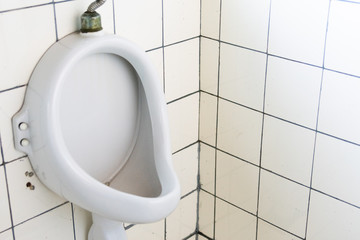 古びた男子用便器
