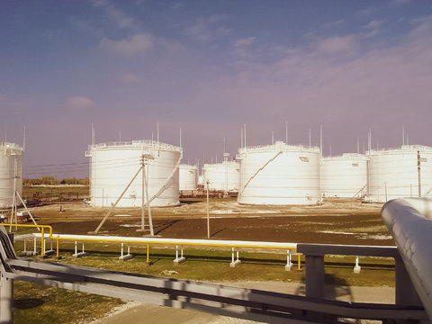 Tank the vertical steel. Capacities for storage of oil products