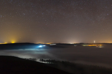 Fototapeta na wymiar Les étoiles au-dessus du brouillard