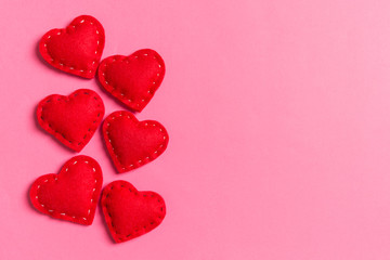 Obraz premium Top view of textile hearts on colorful background. Valentine's day concept with copy space