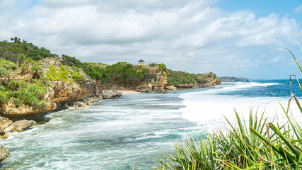 Fototapeta premium Piękny widok na kamienistą plażę Kukup Beach, Gunung Kidul, Yogyakarta, Indonezja