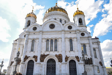 Fototapeta na wymiar Russian Orthodox Church in Moscow - White with gold Dome , the Cathedral of Christ the Saviour 