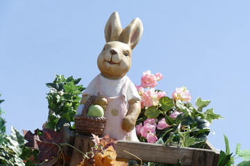 Osterhase mit Blumen, Dekoration, Figur, Deutschland, Europa