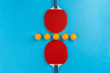 Naklejka premium Ping pong racket and ball on blue background