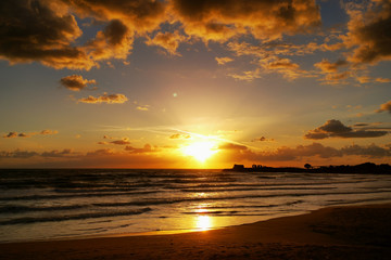 Goldener Sonnenuntergang &uuml;ber dem Mittelmeer am Strand von Sizilien