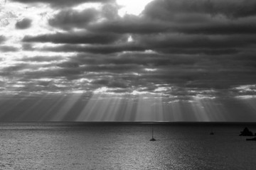 Sonnenstrahlen durchdringen die Wolken über dem Mittelmeer