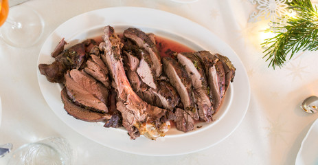 Gebackenes Reh auf einer Weihnachtstafel, Rehbraten, Wild, Fleisch
