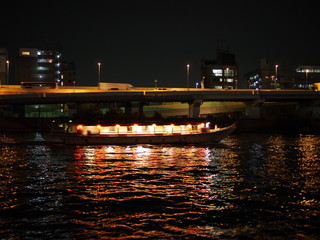 Fototapeta na wymiar 東京の夜景　隅田川を疾走する屋形船の夜景