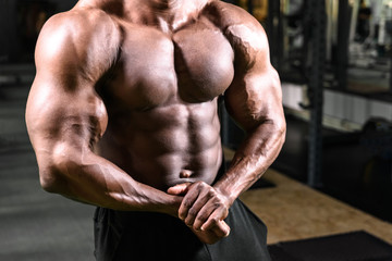Obraz na płótnie Canvas African bodybuilder posing in the gym