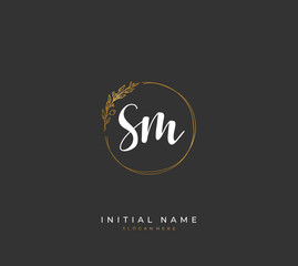 Obraz premium Handwritten letter S M SM for identity and logo. Vector logo template with handwriting and signature style.