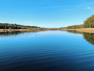 Fototapeta premium Blauer, spiegelglatter See 