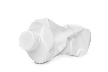 Biała zgnieciona plastikowa butelka na białym tle