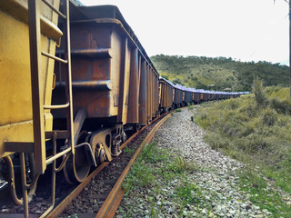 Obraz premium Closeup of Ore-loaded iron train taken from Itabira Minas Gerais Brazil