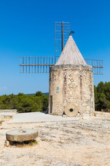 Moulin de Daudet in Fontvieille / Provence (France) - obrazy, fototapety, plakaty