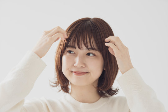 前髪を整える女性