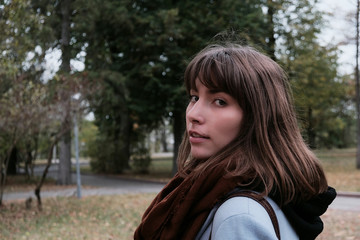 Naklejka premium Serious look of girl with windy hair at dark street
