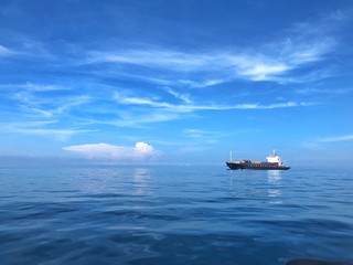 Obraz premium ship in the sea