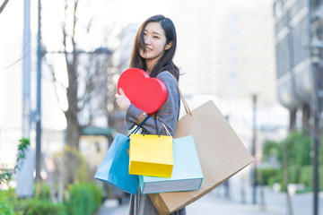 たくさんの買い物袋を抱える女性