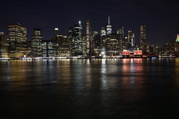 Plakat New york skyline from brooklyn at night with water reflection