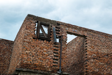 Obraz premium the walls of an abandoned house on cloudy sky