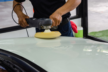 hands holding the work tool polish car.